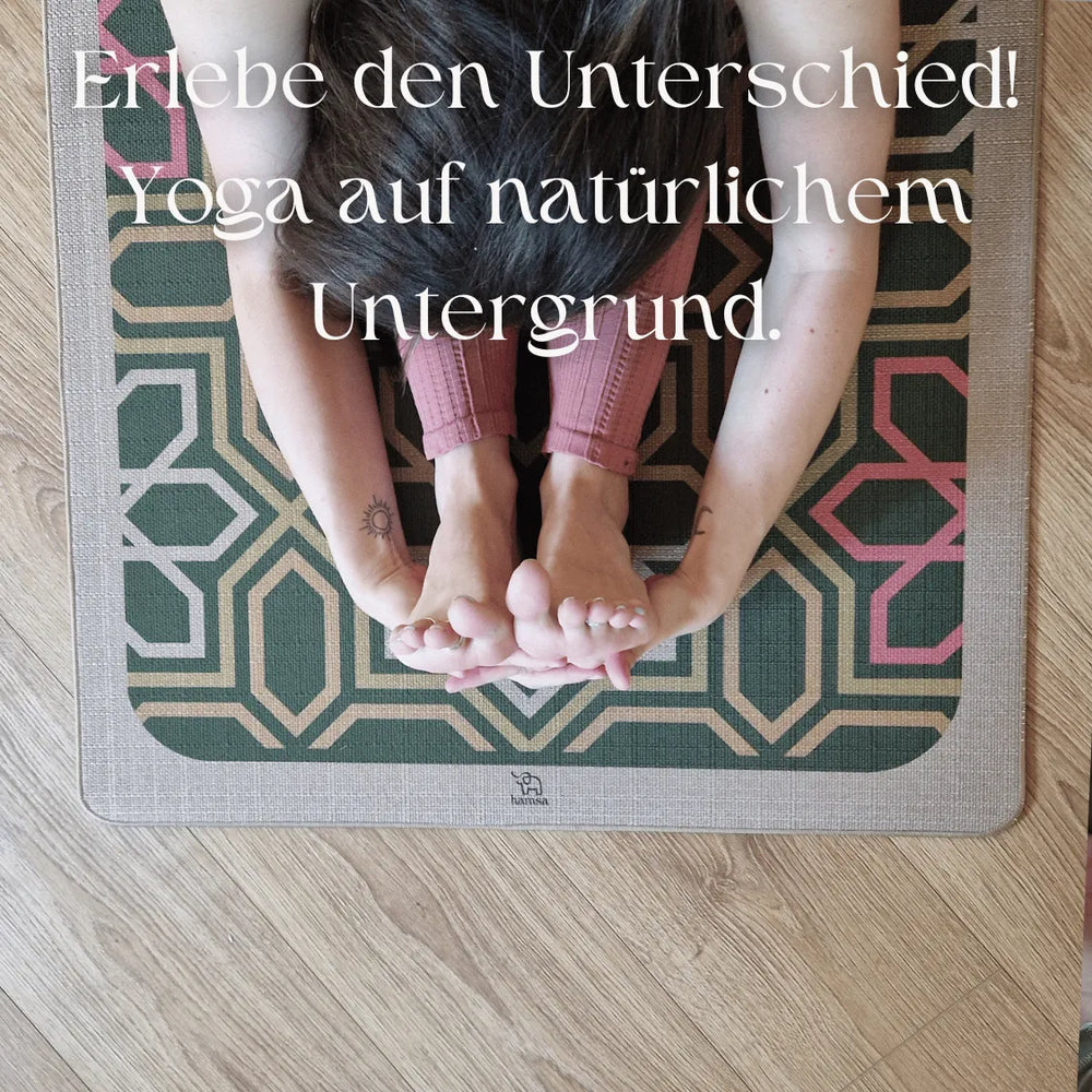 Vorgebeugter Yogi auf Hamsa Yogamatte aus Jute – nachhaltig, natürlich und geerdet
