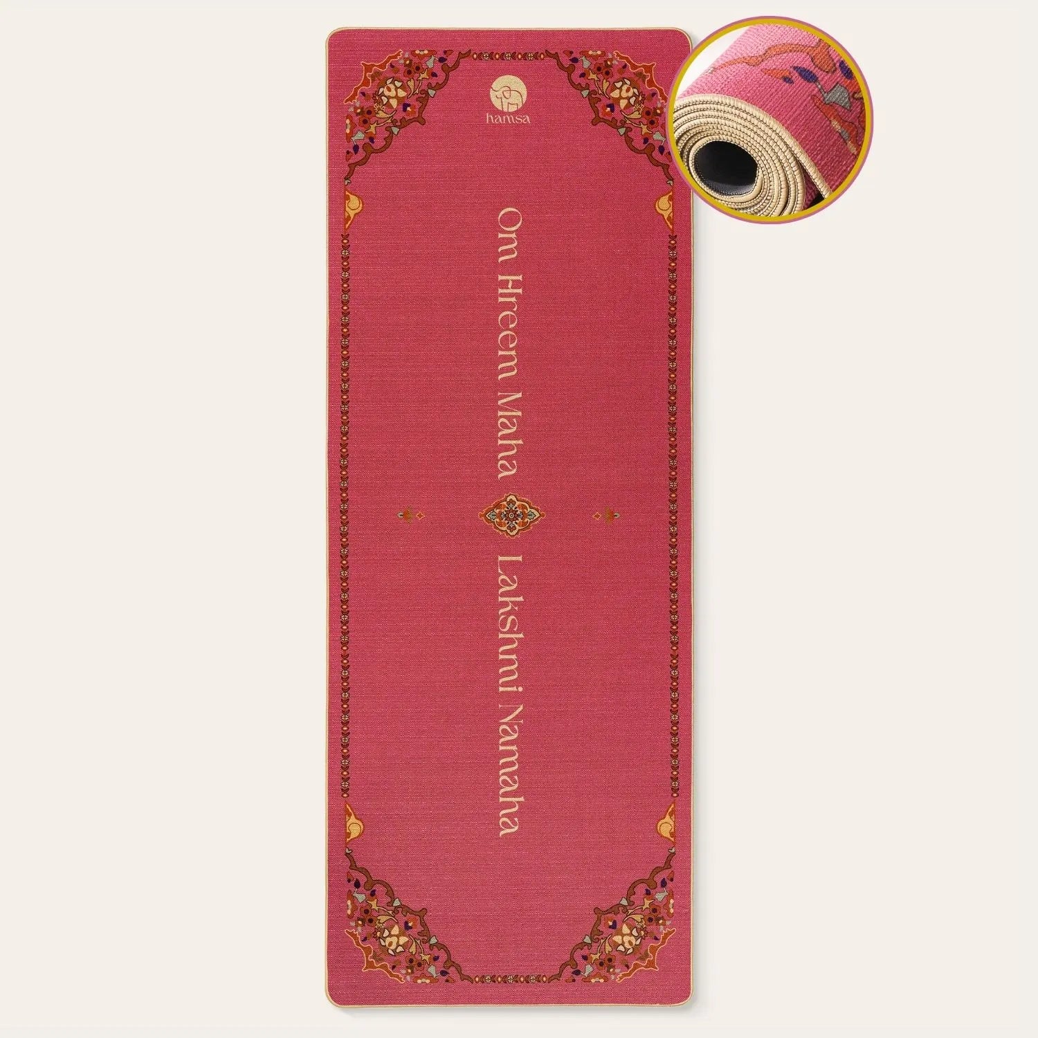 Grossaufnahme der Lakshmi Pink Yogamatte mit feiner Hamsa-Praegung, rutschfester Naturkautschuk-Grasfaser-Oberflaeche und strahlendem Pink-Magenta mit Lakshmi Mantra darauf.